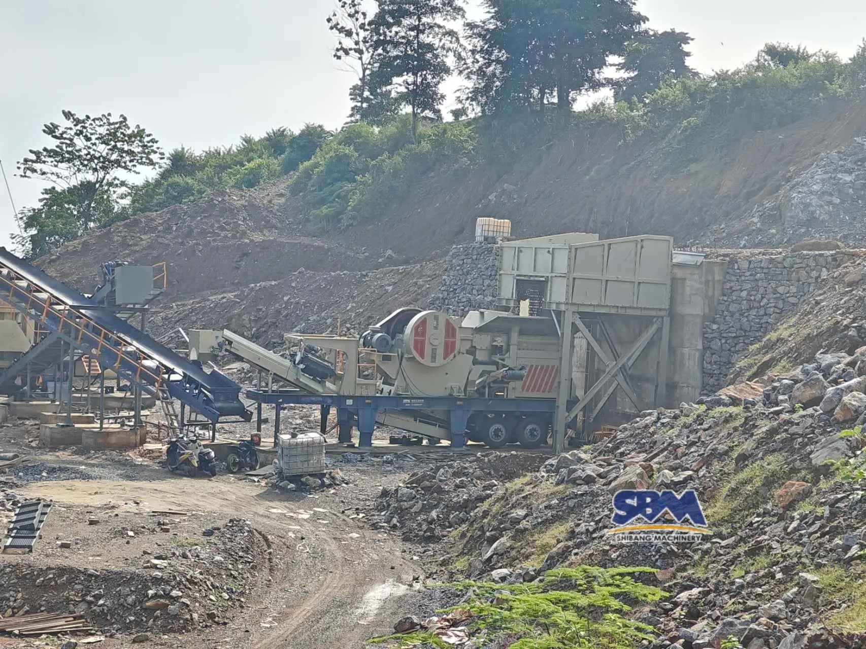 Línea de producción móvil de trituración de rocas de 250 t/h en Indonesia
